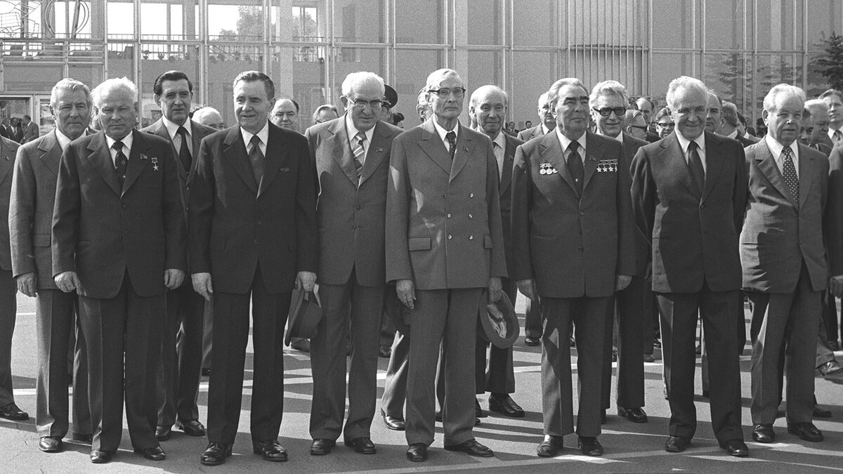 На фотографии запечатлены руководители партии и государства в 70-х - 80-х годах прошлого века. Среди прочих: Брежнев Л.И. (первый ряд, третий - справа), Андропов Ю.В. (первый ряд, третий - слева) и Черненко К.У. (первый ряд, первый - слева), последовательно занимавшие высшие партийные и государственные должности в СССР до 1985 года.