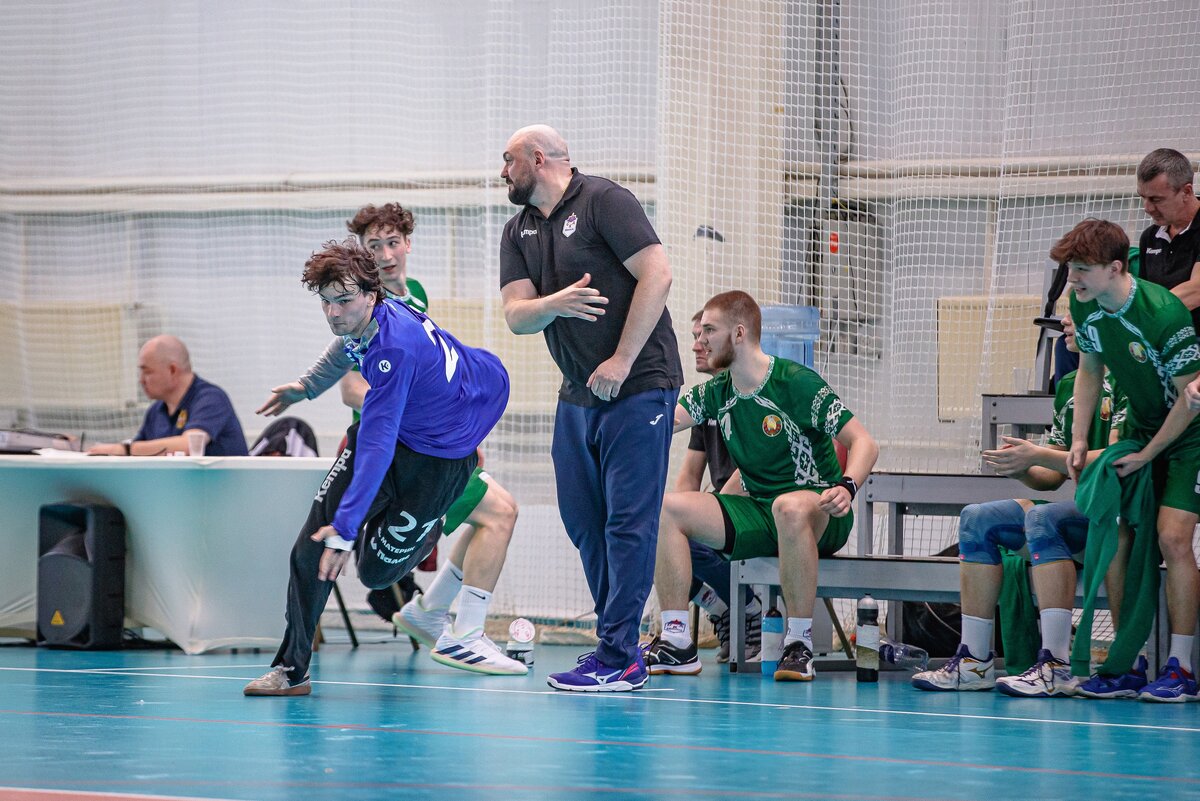 Сергей Кострома руководит подопечными