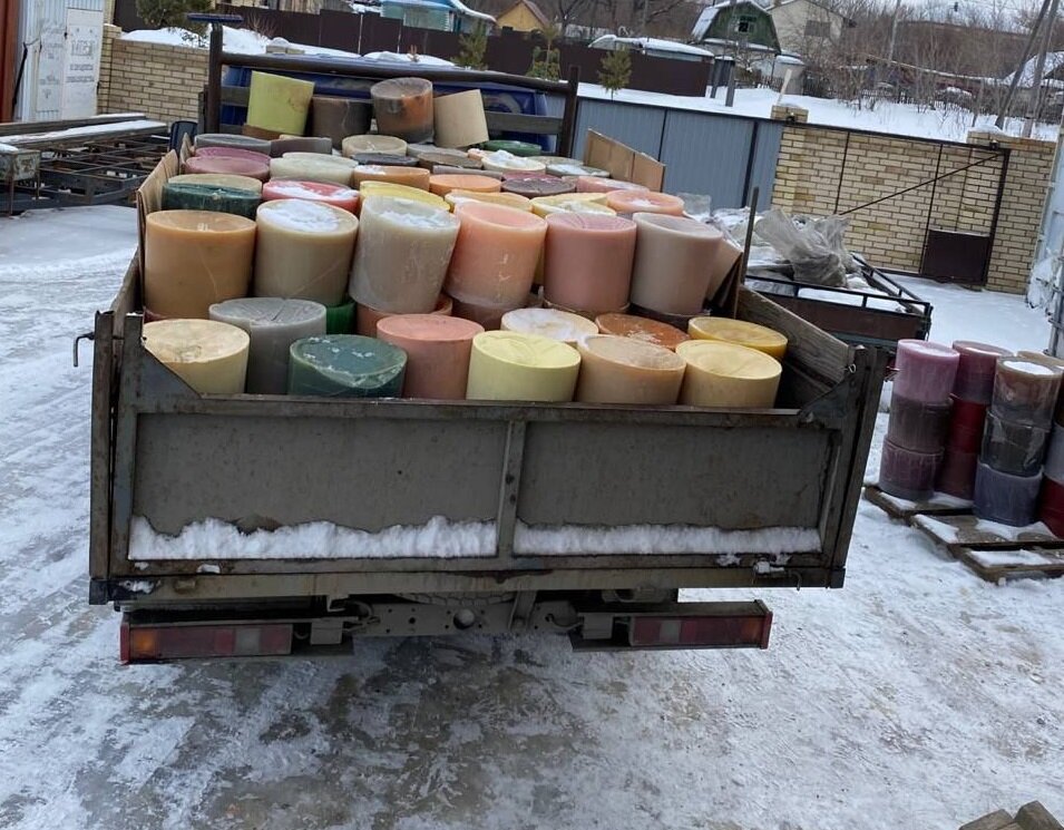 Это - технологические остатки парафиновой свечной массы. Для изготовления товарных свеч они не подходят, а для блиндажных - вполне сгодятся. После дополнительной обработки. (С) Фото предоставлено волонтёрами со свечного заводика в Омской области (посёлок Марьяновка).