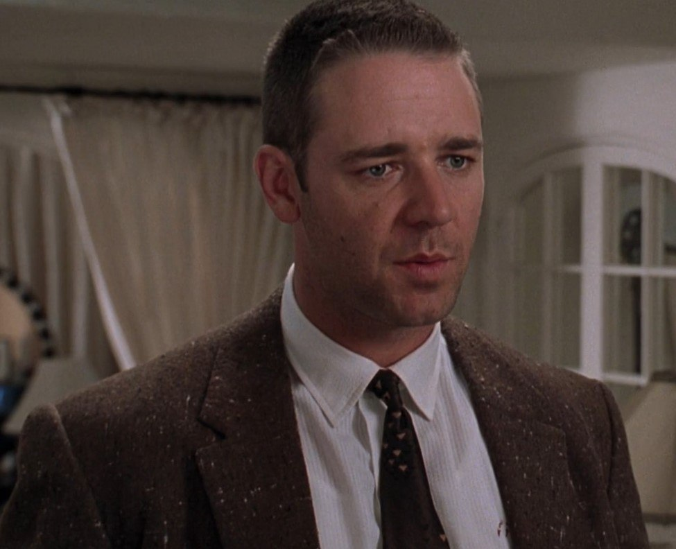 В похожих образах Бад Уайт появляется во всех сценах фильма