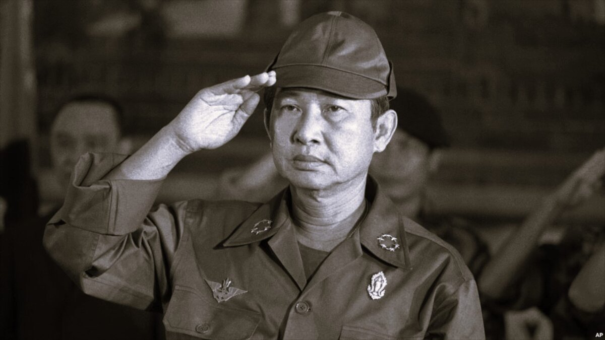 потные подмышки. пот г. вспотевший человек. потные женщины в жару. неприятный мужчина.