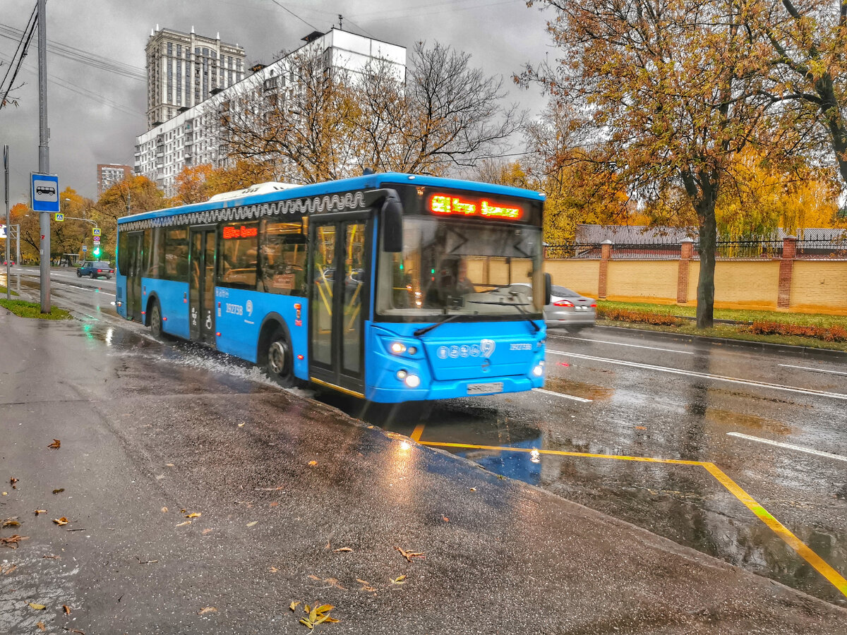 Немного размытивизм, но автобус 192738 ЛиАЗ-5292 на маршруте № 681 на улице Маршала Бирюзова. На этой фотографии пока история то, что маршрут обслуживает площадка с Волоколамского шоссе, потому что сейчас на маршруте работает бывший 11 автобусный парк. Но и этот маршрут в субботу 23 марта станет историей - его отменяют.