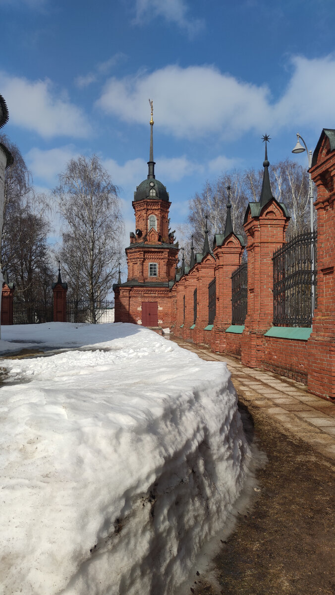 Очень мне нравятся такие "ершистые" башенки! 