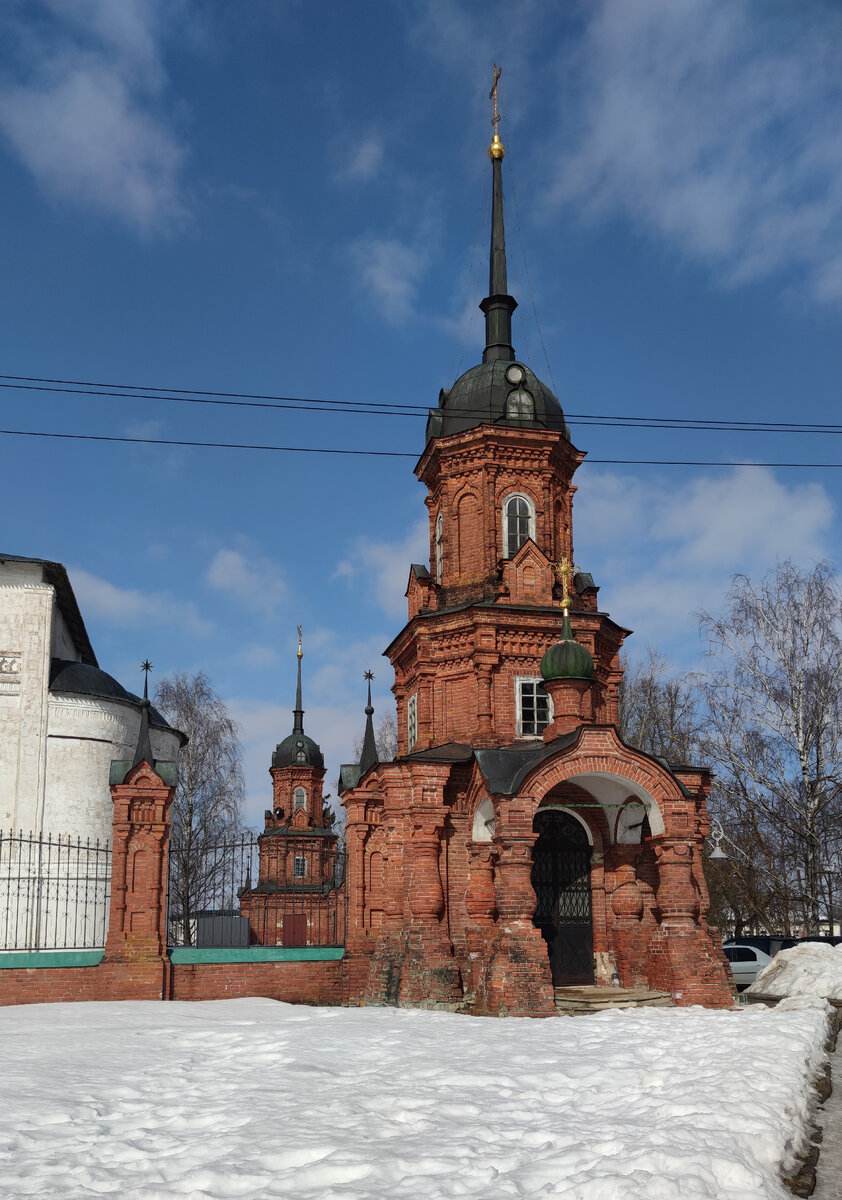 Толстые угловые башни с декором колоннами смотрится надёжно. Опора Руси! 