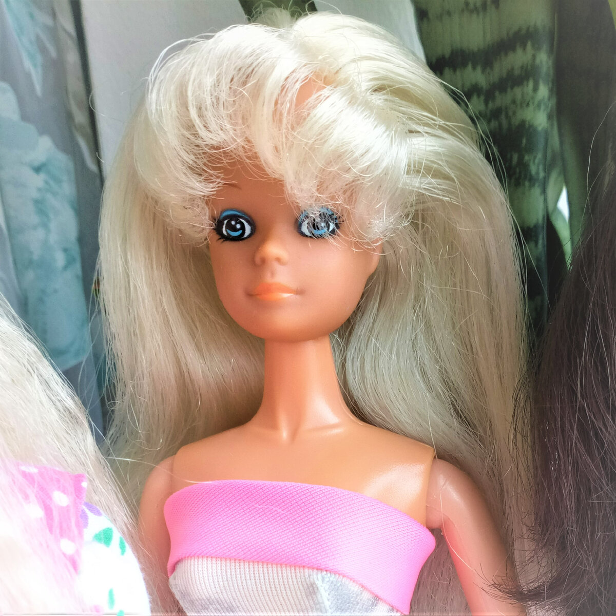 А это пример обратной гибридизации - пересадила винтажную голову Штеффи Лав на ее же тело с другого фирменного. Правда, тело более позднего выпуска Штеффи, чем голова, но уж что есть :)