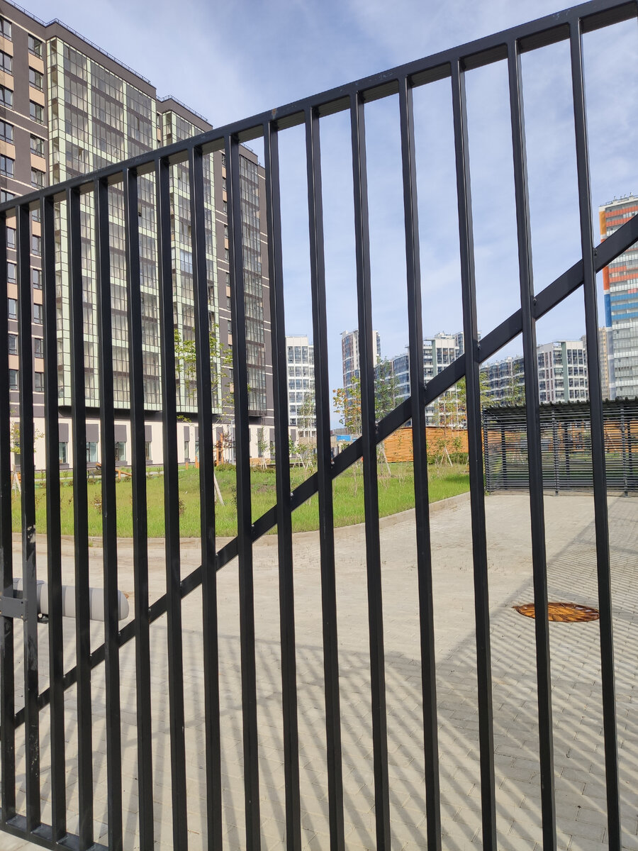 Двор детского сада прилегает к территории домов