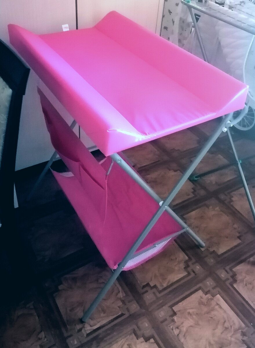 Постоянно складывать нет смысла, взяли такой скорее потому, что он и в разложенном виде меньше обычных пеленальников, и в будущем будет занимать меньше места