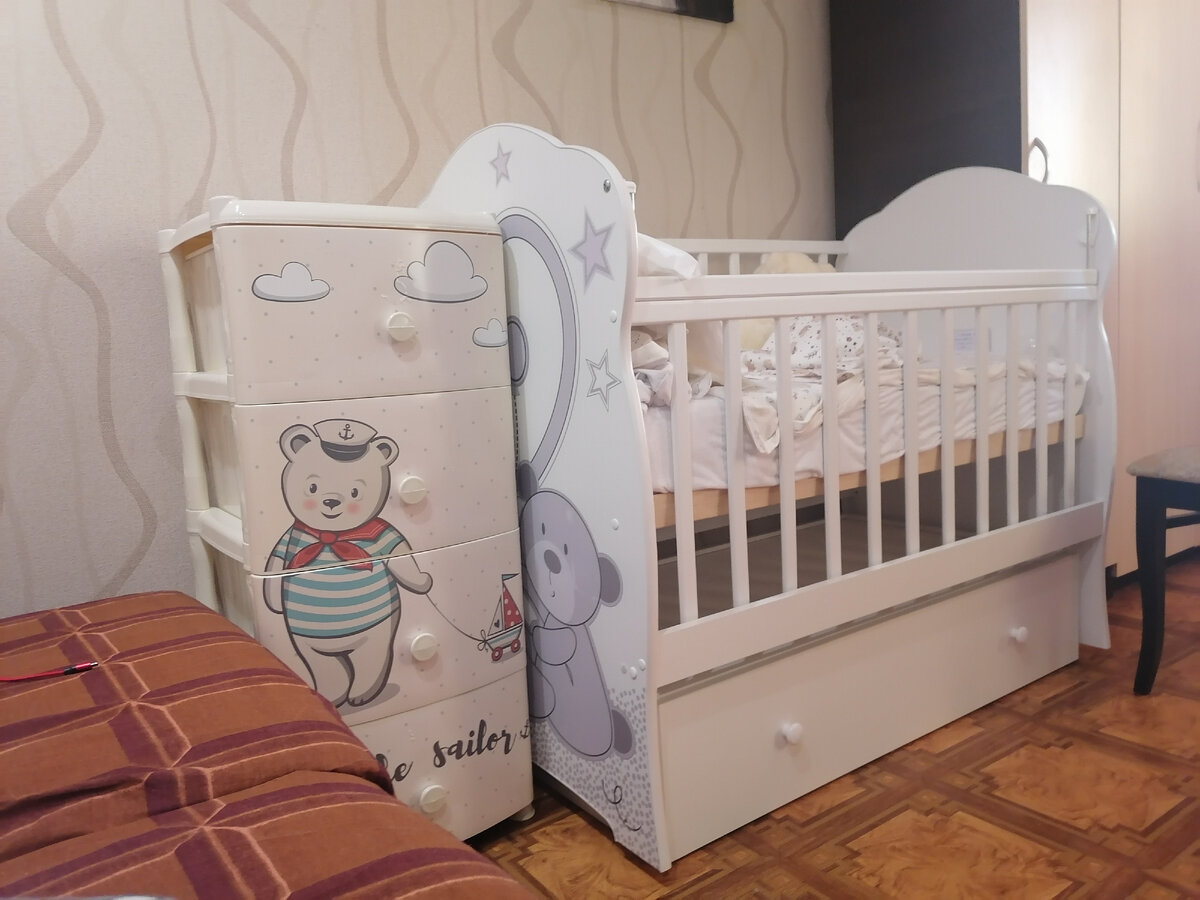 Кроватка и комодик, про комодик - в одной из следующих статей, его купили уже после рождения малышки