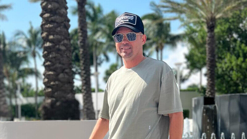 Почему ты убежала. Переехал в деревню. И ты убегаешь от меня а я догоняю. Почему он не убежал в деревню. Лена миро макеева.