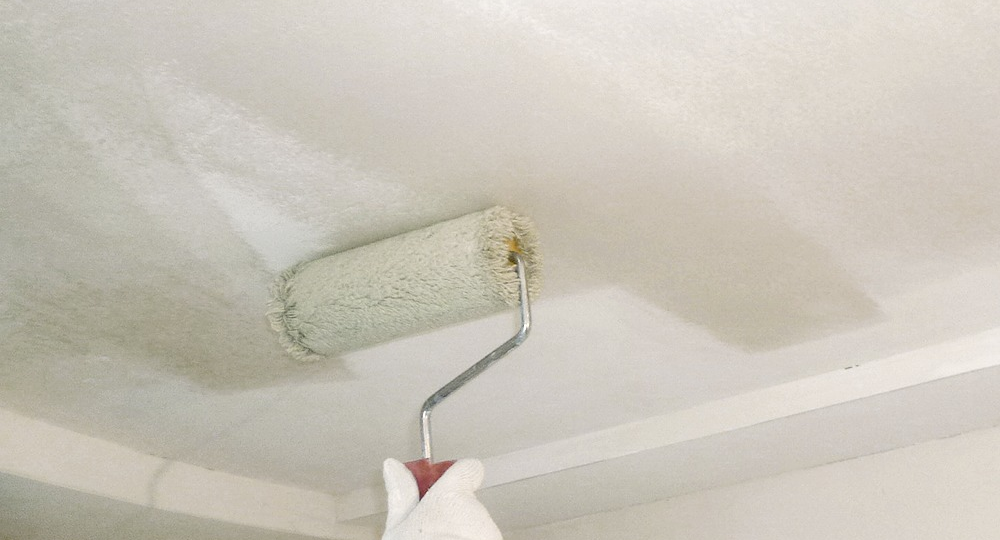 Красим потолок как профессионалы: советы и техники