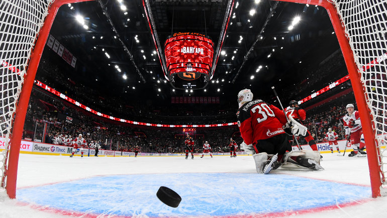    Одна из шайб в воротах Павла Хомченко в матче «Авангард» — «Локомотив» — 0:7. photo.khl.ru