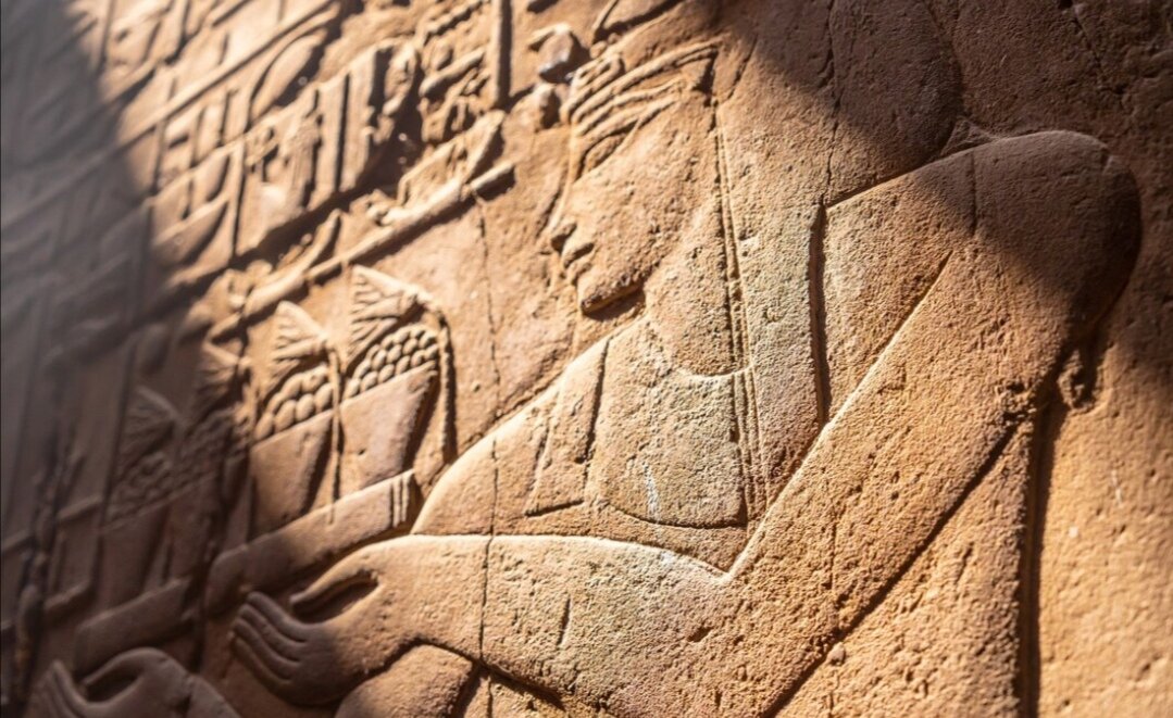 https://ru.freepik.com/free-photo/closeup-of-the-engravings-on-the-walls-of-the-luxor-temple-egypt_15432191.htm