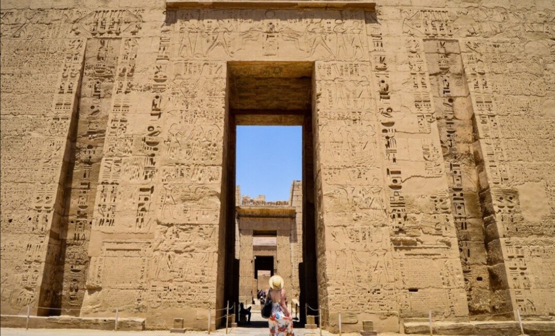 https://ru.freepik.com/free-photo/closeup-shot-of-a-female-standing-in-front-of-a-medinet-habu-temple-in-egypt_17244351.htm