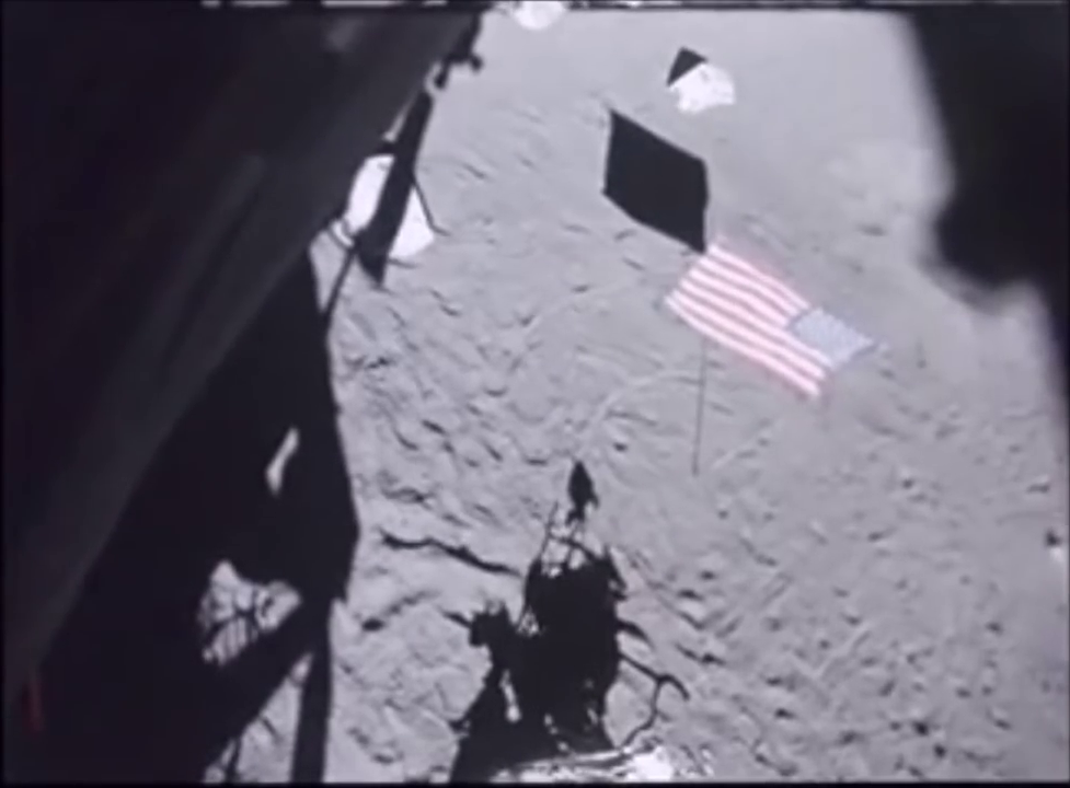 Есть известные кадры взлёта лунного корабля в сериале "Аполлон-14", снятые как будто бы из иллюминатора. Вначале мы видим на фоне серого песка установленный американский флаг, который отбрасывает тень.