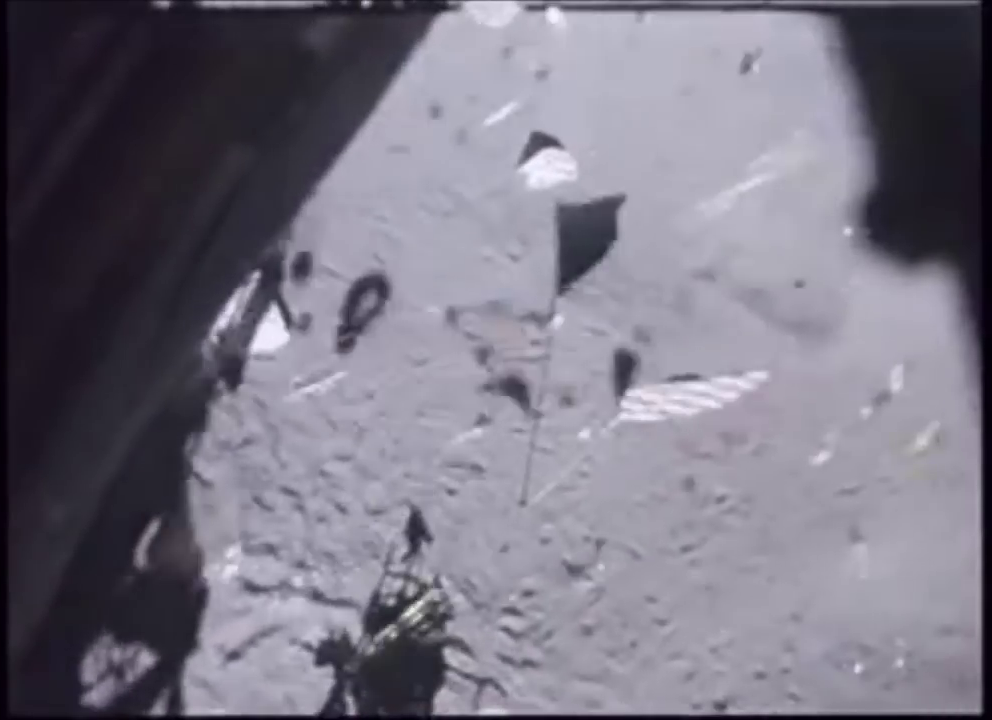 Есть известные кадры взлёта лунного корабля в сериале "Аполлон-14", снятые как будто бы из иллюминатора. Вначале мы видим на фоне серого песка установленный американский флаг, который отбрасывает тень.-2