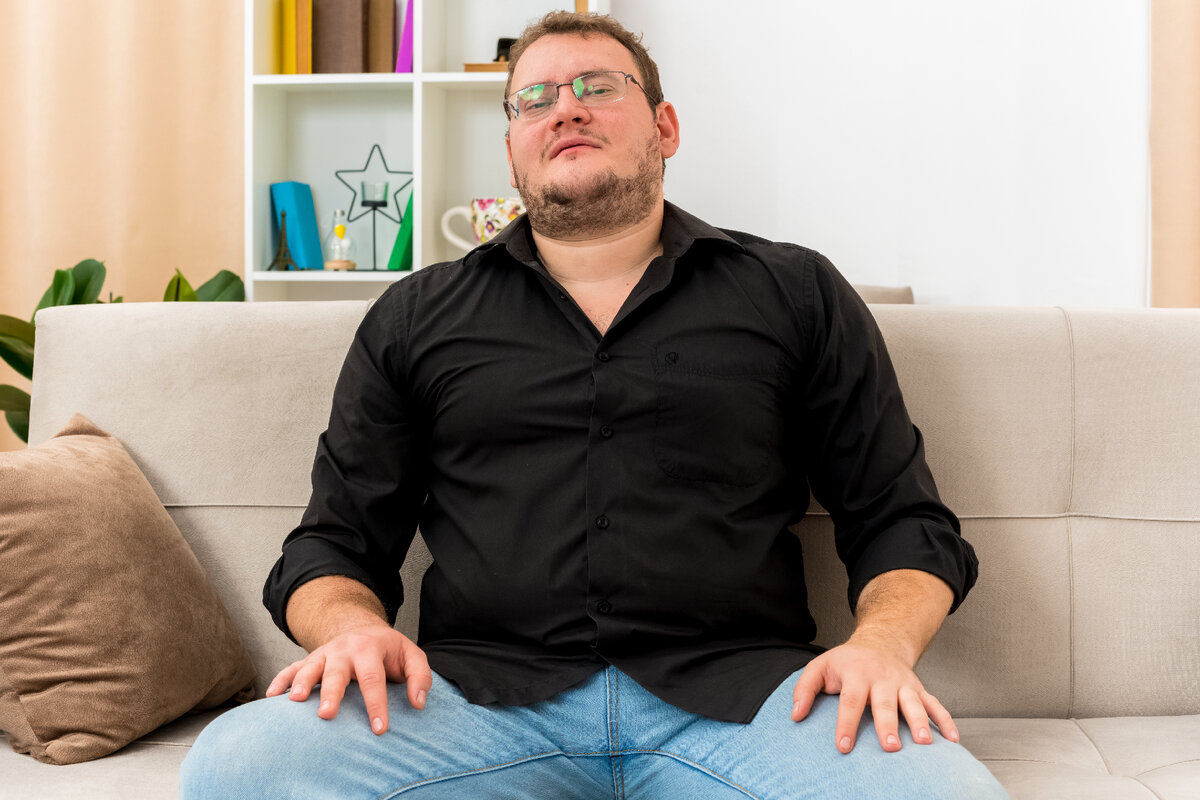 <a href="https://ru.freepik.com/free-photo/confident-adult-slavic-man-in-optical-glasses-sits-on-armchair-putting-hands-on-legs-inside-living-room_13465298.htm#fromView=search&page=1&position=2&uuid=ee39648b-a285-4cba-bbe2-649c87386dde">Изображение от stockking на Freepik</a>