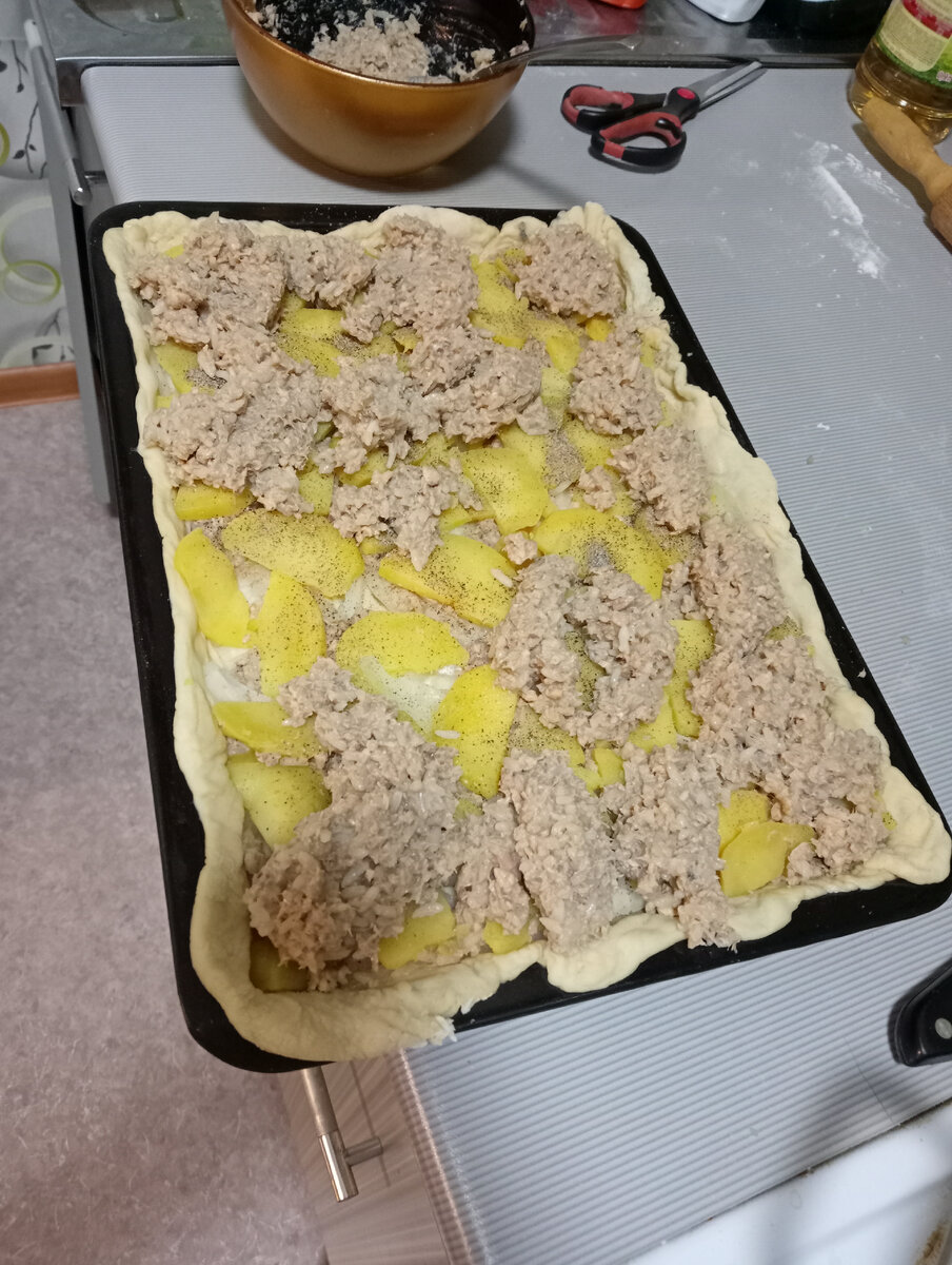 Укладка: тесто рис картофель лук (посолить) рис тесто. На подсолнечном масле в духовке 180° , 35 минут.
