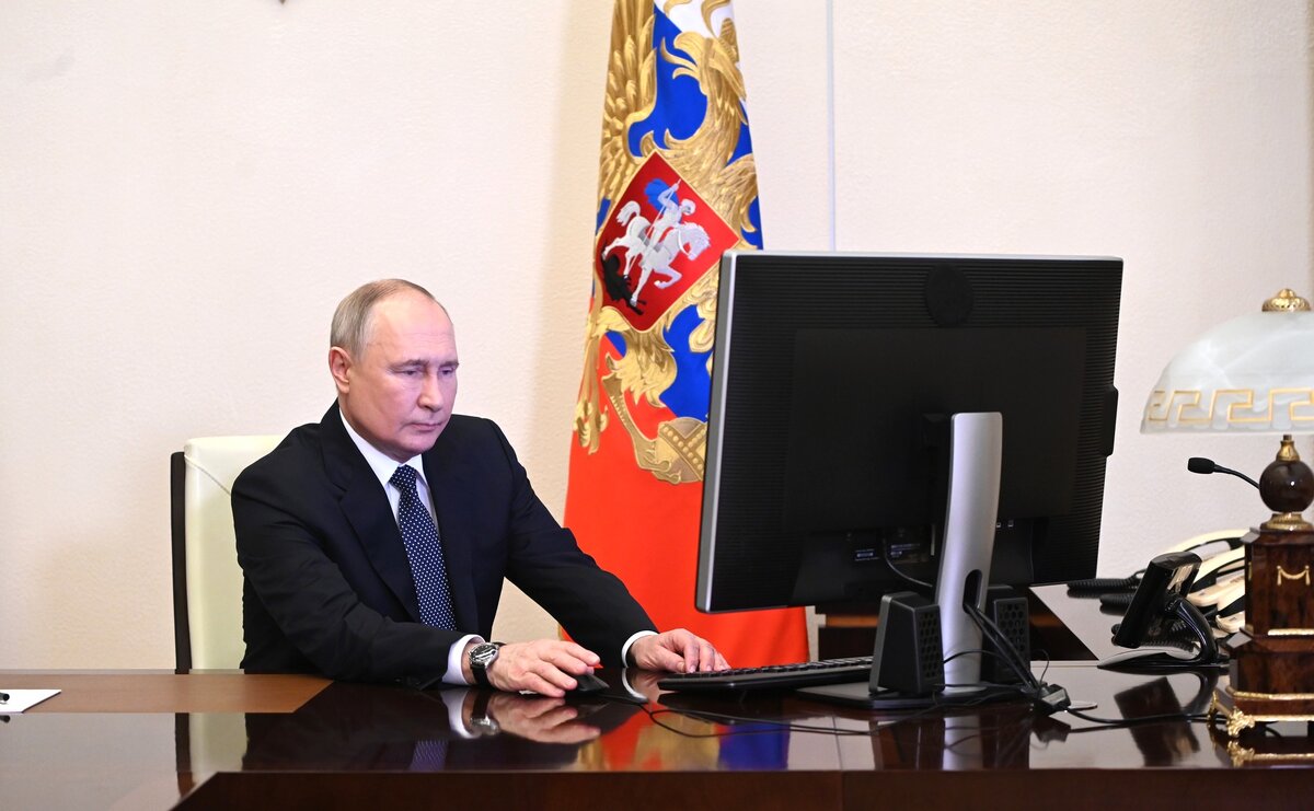Сам Владимир Путин проголосовал электронно. За кого - не сказал