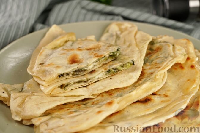 вода, масло подсолнечное, мука, соль, сыр сулугуни, зелень укропа, зелень петрушки, зелень кинзы, щавель, лук зелёный, соль, перец чёрный, масло сливочное