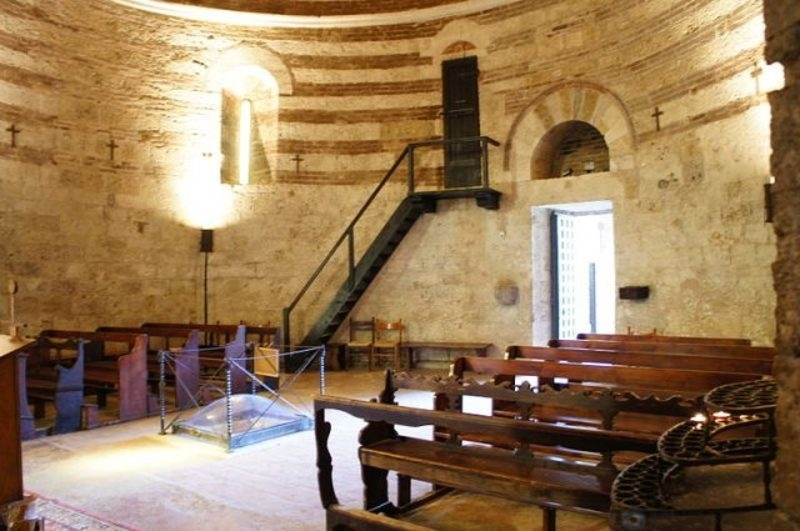 Сейчас меч в камне накрыт специальным куполом в аббатстве в Тоскане. Всё из-за любителей, которые пытались вытащить его из камня, повторив легенду о короле Артуре