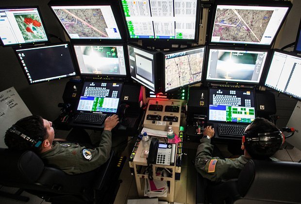    Экипаж Национальной гвардии Калифорнии управляет беспилотником MQ-9 Reaper. Фото: U.S. Air National Guard / Senior Airman Crystal Housman / Reuters