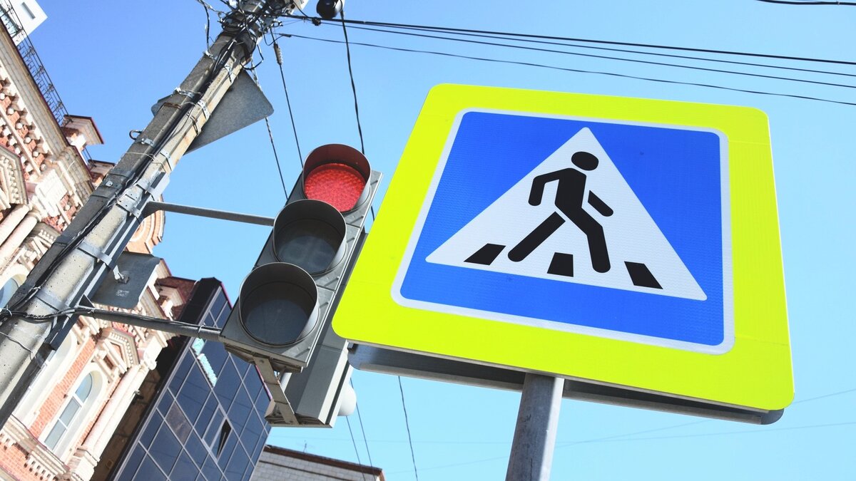     Во Владивостоке девушка-пешеход избежала попадания под машину на «зебре» в Снеговой Пади. Когда горожанка переходила дорогу, автомобиль пронесся прямо перед ней. В то же время другая машина проехала сзади пешехода.