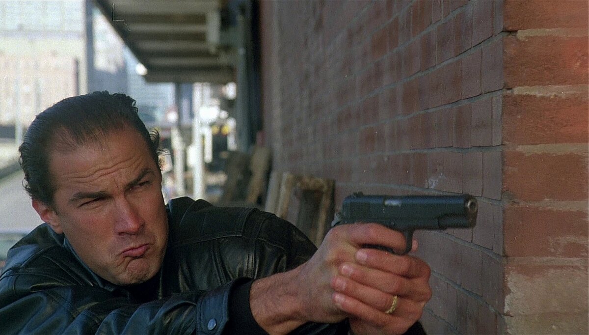 Кадр из фильма "Над законом" (1988)