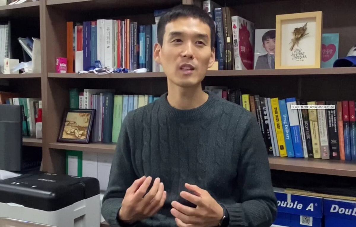 Профессор Хон Чжин Ки дает интервью The Korea Herald в своем офисе в Сеуле 12 марта (Лим Чжэ Сон/The Korea Herald)