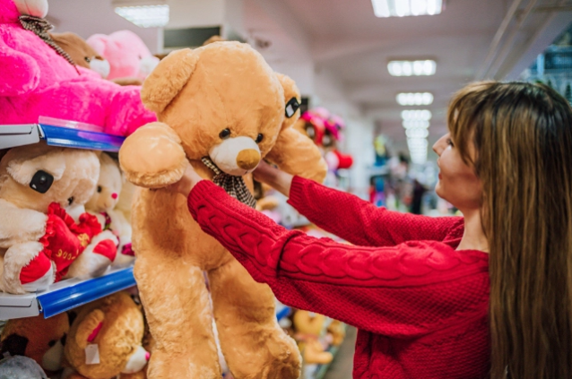 При покупке игрушек ребёнку важно быть внимательным, ведь даже самые привлекательные товары могут оказаться опасными.