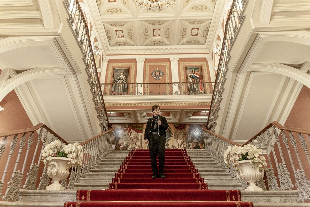 Главный герой сериала - петербургский гид-переводчик Илья (Фёдор Федотов), привыкший прятать чувства за цитатами великих. Но в его жизни случается драматический поворот