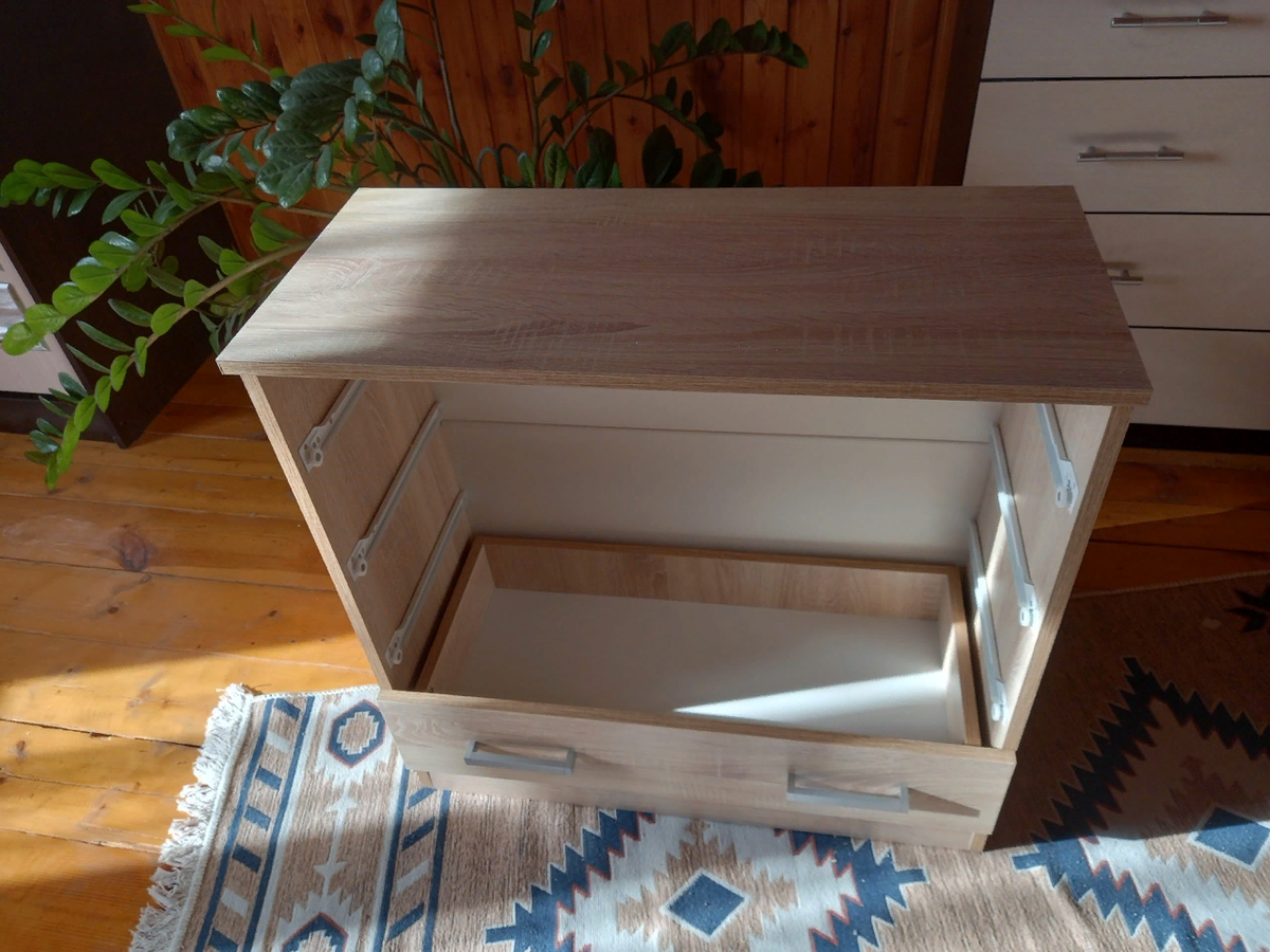 Вот он, этот многострадальный комод, в процессе сборки, пахнет от белых "картонок" на дне ящиков 