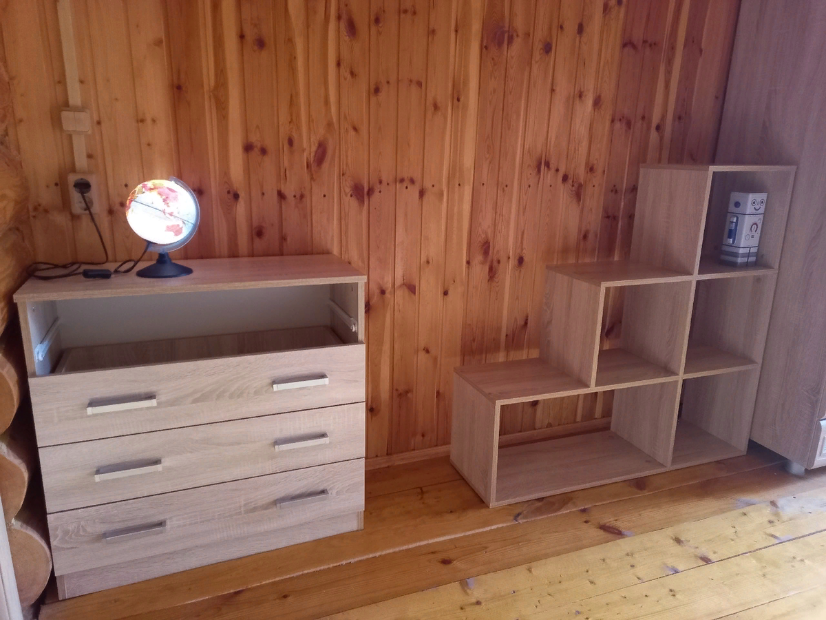 Стеллаж уже собран, комод пока - в процессе сборки на этом фото, но уже в детскую перенесли