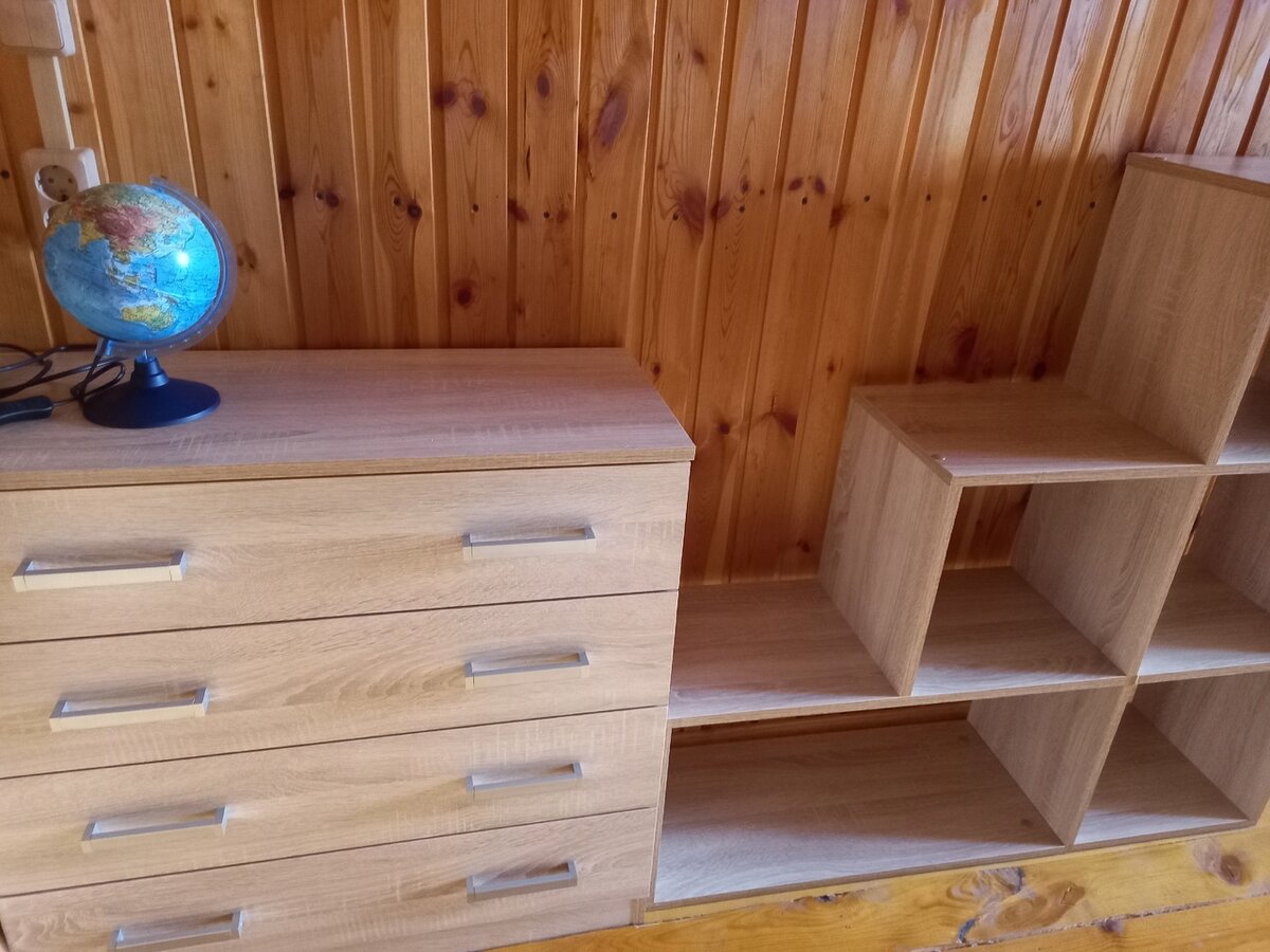 Здесь фото уже собранного комода, он небольшой, но для трусов, футболок, носков - пойдёт