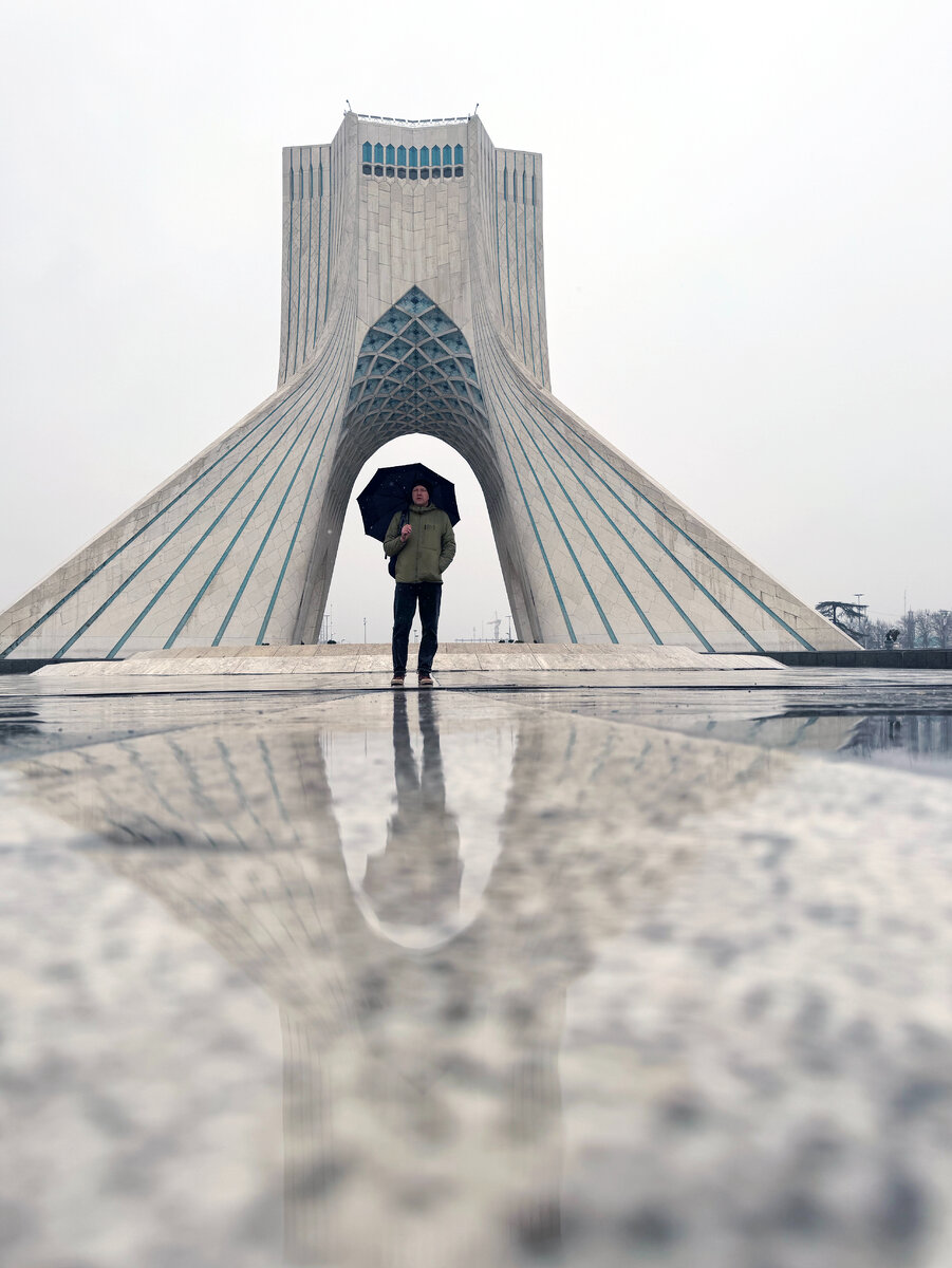 Тегеран. Башня Азади - главный символ столицы Ирана. 