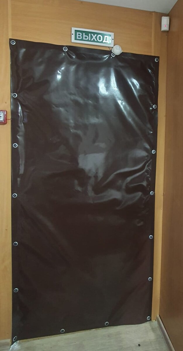 Дверь в закрытом виде