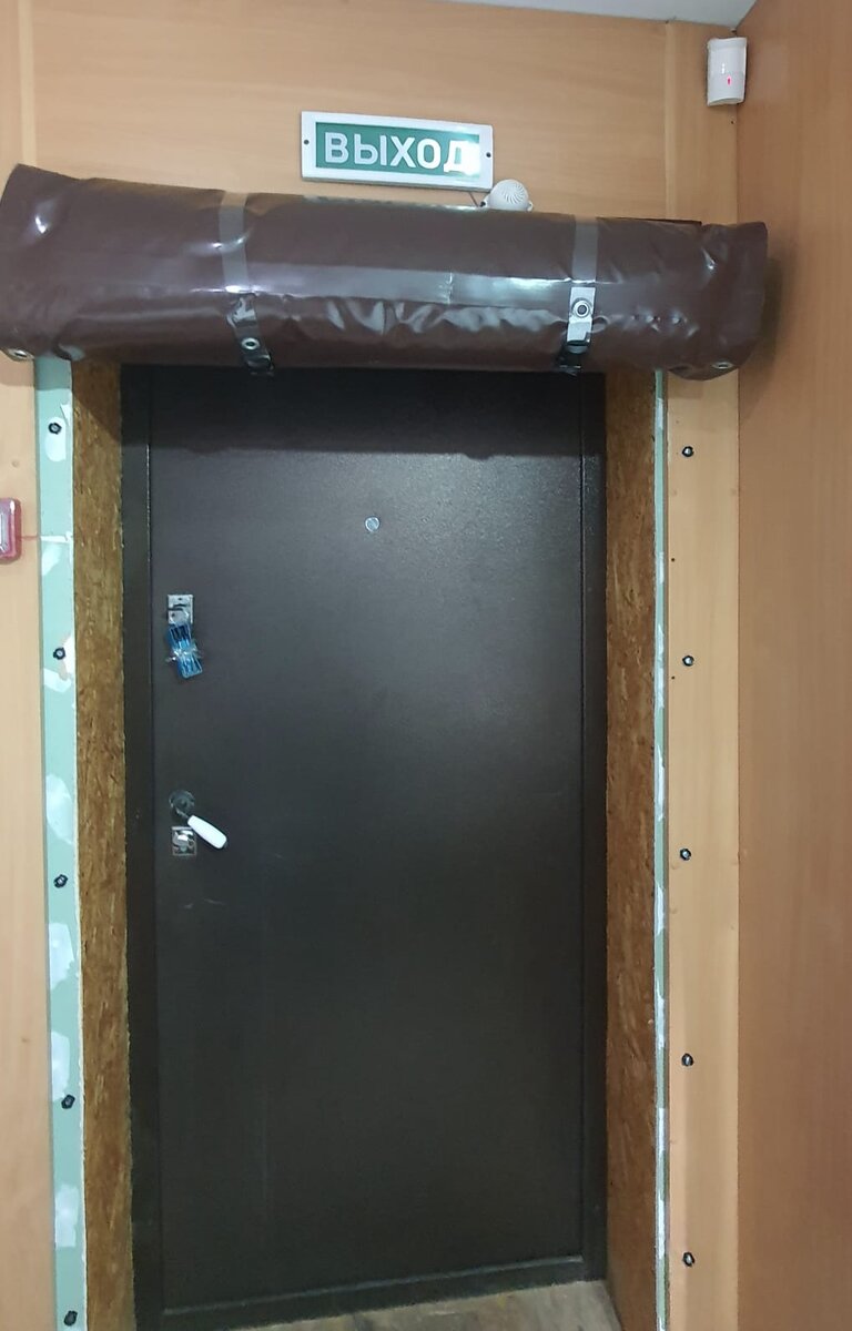 Дверь свернута при помощи ремешков