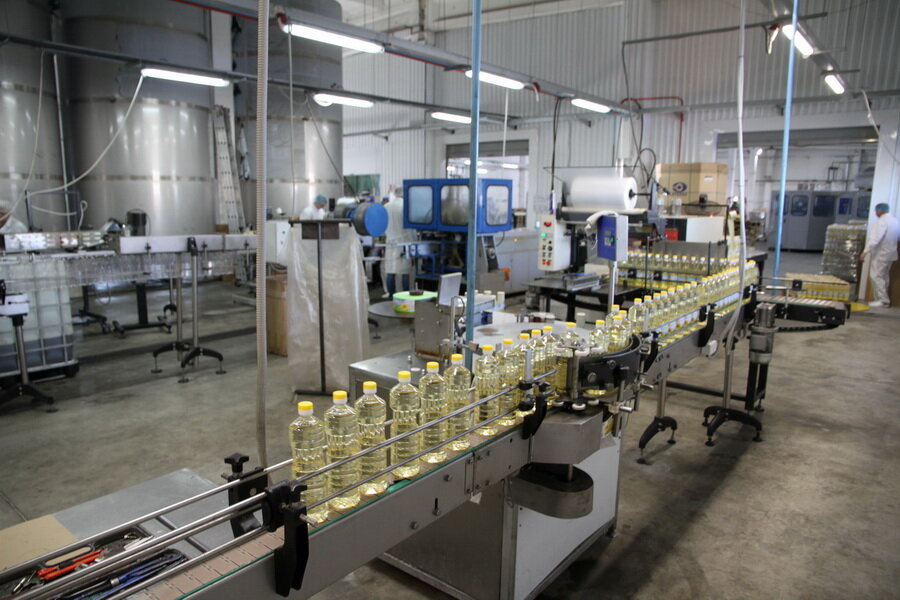  шМы предлагаем компаниям, которые имеют желание и потенциал выпускать подсолнечное, оливковое, льняное, горчичное, рыжиковое, и другие виды масел, а также специализированные масла для фритюра под собственной торговой маркой, но не имеют для этого производственных, маркетинговых и технологических возможностей.  
Одно из направлений нашего проекта разработанное для компаний ограниченных в производственных мощностях. 

Ваша масложировая продукция будет производиться на наших мощностях по вашим или нашим рецептурам, на вашем или нашем сырье, но под вашим брендом.

 Современное оборудование позволяет нам выпускать качественную, соответствующую всем стандартам продукцию.

Преимущества розлива масла заключаются в том, что он позволяет снизить затраты на производство благодаря использованию собственного оборудования и сырья, а также увеличить конкурентоспособность компании на рынке. Кроме того, розлив дает возможность производителю создавать продукты, которые соответствуют потребностям клиентов и конъюнктуре рынка.

Подробнее условия сотрудничества вы можете узнать, отправив заявку zvezdagroup@yandex.ru  или позвонить по тел : +7 383 312 0616 Отдел продаж 

