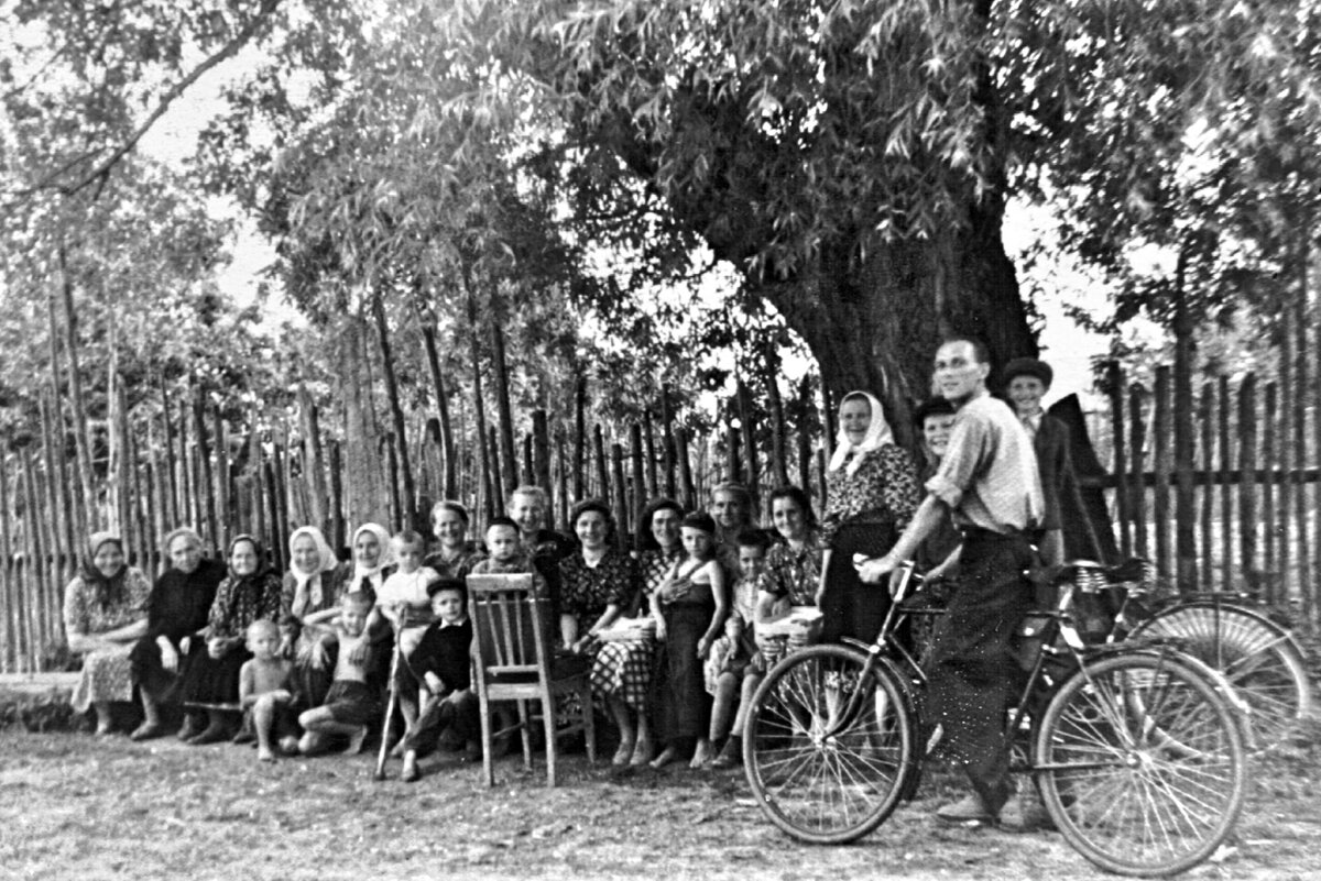 На деревенские посиделки зачастую прибывали на велосипедах. Фото начала 1960-ых из личного архива автора.