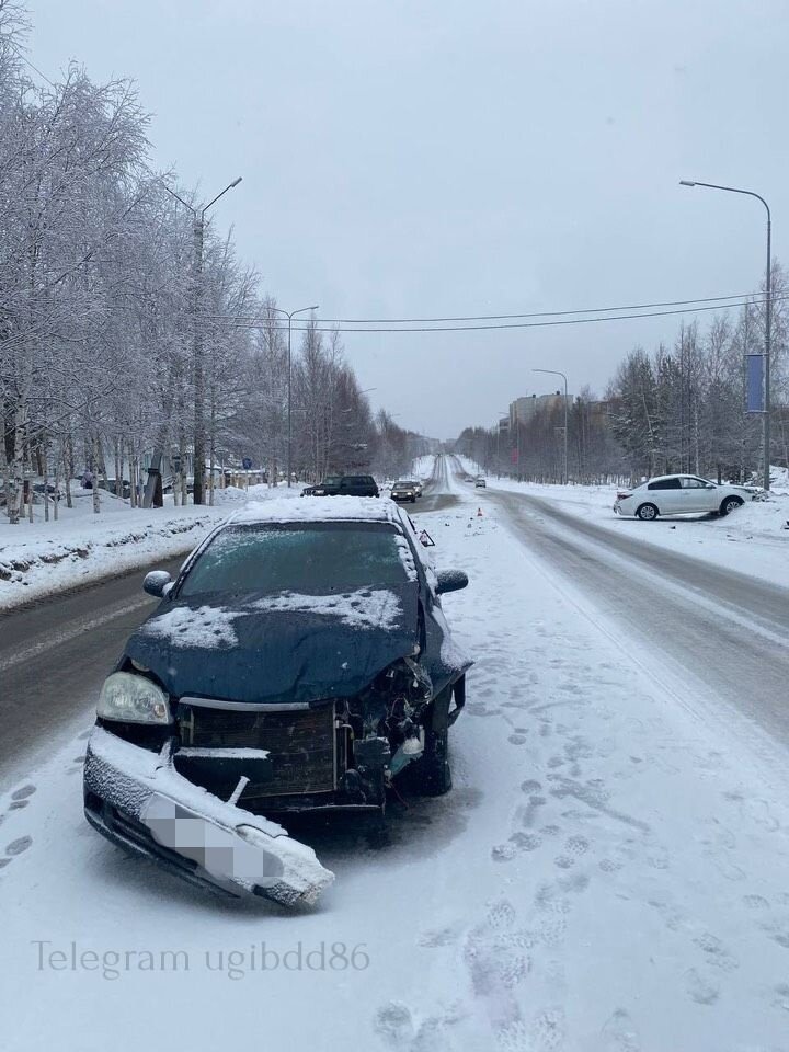    В Нягани на перекрёстке пострадали два водителя