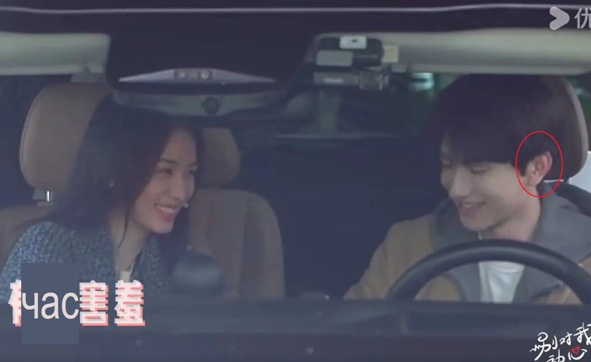  В сцене горячего поцелуя в машине из дорамы "Влюбиться" Чжоу Е сидела на пассажирском сиденье в сером пальто и внезапно ее поцеловал Лин И, который сидел на водительском сиденье.-2