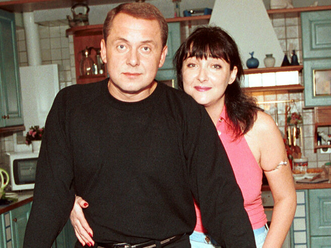  На днях 60-летняя певица Лолита Милявская решила излить душу перед публикой, и заявила, что после той самой злополучной "голой вечеринки" она ощущает себя самой настоящей серийной убийцей.-6