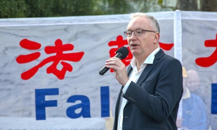Член парламента от либертарианской партии Дэвид Лимбрик выступает на митинге Фалунь Дафа в Мельбурне, Австралия, 9 июля 2022 года. (Chen Ming/Epoch Times)