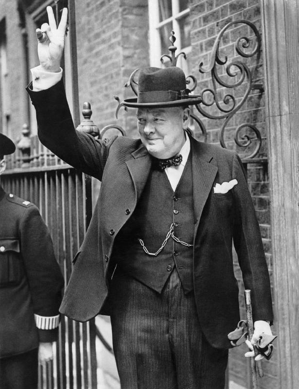 Уинстон Черчилль со знаком "Победа" перед репортерами. Фотография из Википедии.