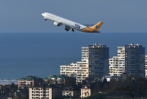    Самолет авиакомпании iFly во время вылета из аэропорта в Сочи