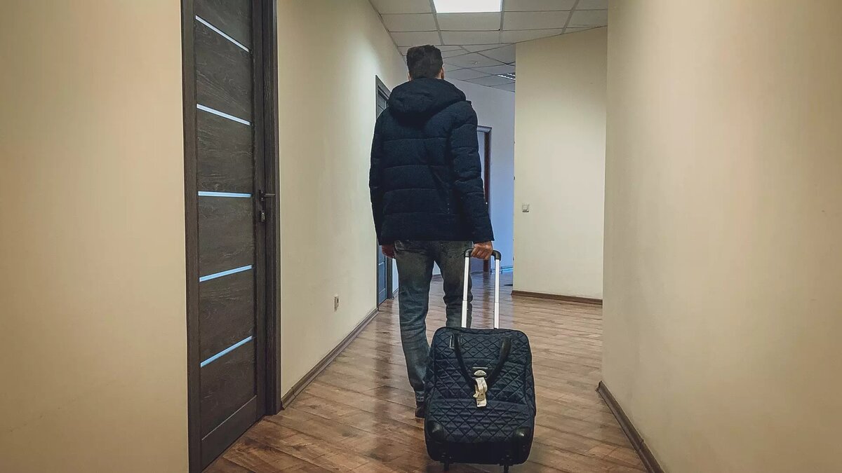     Бывшего работника оборонного предприятия Удмуртии оштрафовали на 200 тысяч рублей за незаконный выезд за границу.