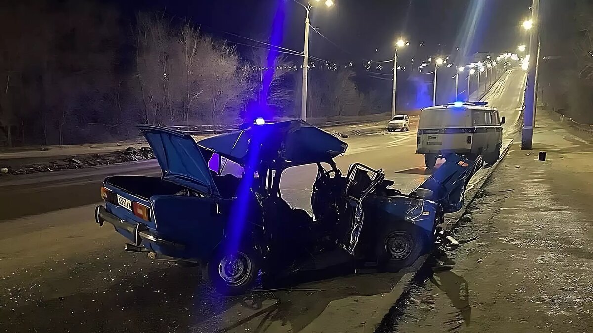     «Жигули» врезались в микроавтобус в Камышине Волгоградской области, сообщают очевидцы в соцсетях. Водитель легковушки погиб.