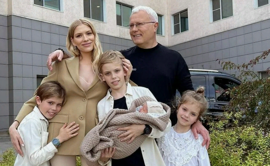 Лена Перминова с мужем и детьми