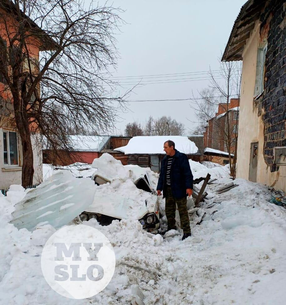 Не знаю, как жив остался!»: снежная глыба раздавила легковушку с водителем  внутри | Myslo.ru | Дзен