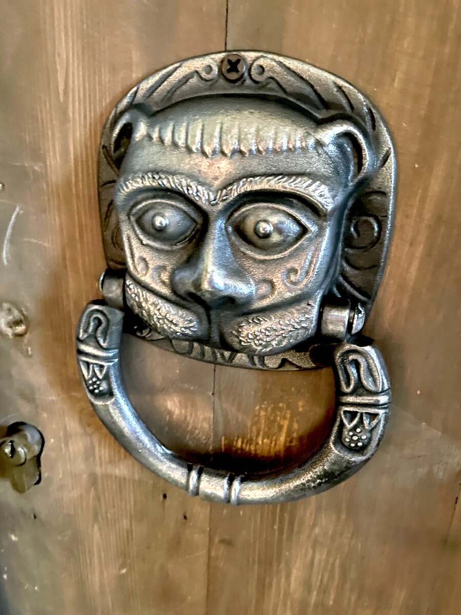 За незамеченными прежде дверями скрывается много интересного. Сейчас для многих сложновато выехать за границу (да и дорого), значит, будем осваивать сокровища родных областей. 