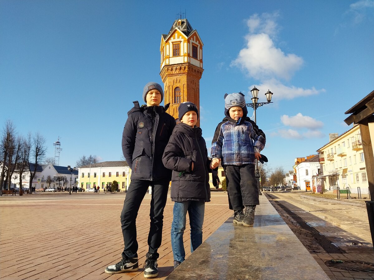 Несмотря на то, что в центре города сливаются две реки, проблемы с питьевой водой в Старой Руссе появились с самого её возникновения. В Полисти вода сильно минерализована, а в Порусьи - болотистая. С середины 19 века воду подавали по трубам из родника за пределами города. Деревянные трубы постепенно изнашивались, и качество воды ухудшалось. 